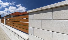 Modern kerítéskő natúr törtfehér + alumínium aranytölgy Vario kerítés betét