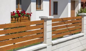 Modern kerítéskő natúr törtfehér + alumínium aranytölgy Vario kerítésbetét
