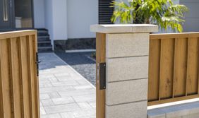 Modern kerítéskő törtfehér, natúr