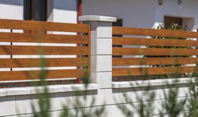 Modern kerítéskő natúr törtfehér + alumínium aranytölgy Vario kerítésbetét