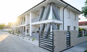 Modern kerítéskő, szürke